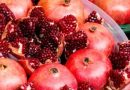 “能有效降低膽固醇和發炎”…紅色的’‘這款水果”，研究表明，石榴中的某些成分有助於心血管健康並減輕發炎。英國卡迪夫大學的研究團隊基於過去5到10年的研究數據，分析了石榴成分與腸道微生物的生物利用度、作用機制、相互作用和遞送系統。隨後，他們對培養的人類細胞和動物進行了實驗，以研究石榴成分安石榴苷（已知對心血管系統有益）在消化過程中的作用機制。結果表明，石榴中的安石榴苷成分消化後產生的尿石素A顯著降低了氧化壓力、細胞發炎以及巨噬細胞對膽固醇的吸收率。當餵食高脂飲食誘導動脈粥狀硬化小鼠並連續12週給予尿石素A時，發炎細胞和動脈粥狀硬化斑塊（膽固醇在血管內壁積聚形成的硬化斑塊）也均有所減少。研究團隊強調，石榴中含有的尿石素A是關鍵成分。這種成分是在腸道微生物分解和消化石榴中的一種多酚類化合物——安石榴苷的過程中產生的。研究發現，尿石素A能夠降低膽固醇的吸收率，進而抑制動脈粥狀硬化的進展。動脈粥狀硬化是一種血管壁因膽固醇和其他物質沉積而變窄的疾病。研究團隊解釋說，石榴中含量豐富的安石榴苷本身並不會直接對人體產生特定作用，而是在消化吸收過程中，經由腸道微生物分解後，對血管和細胞健康發揮保護作用。卡迪夫大學心血管教授、該研究的作者迪帕克·拉姆齊（Deepak Ramzi）表示：“這項發現表明，石榴的生物功效源於腸道微生物對石榴化合物的代謝產物。”他補充道：“這有助於解釋富含石榴等水果的飲食如何有益於心血管健康。”該研究已發表於國際學術期刊《抗氧化劑》（Antioxidants）。